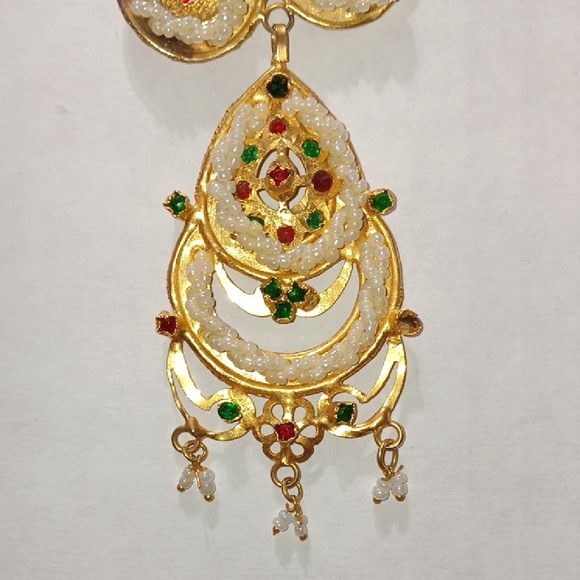 Source Unknown Gold and Cream Layered Necklace - Picture 2 of 5